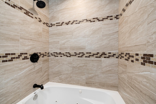 bathroom with tiled shower / bath