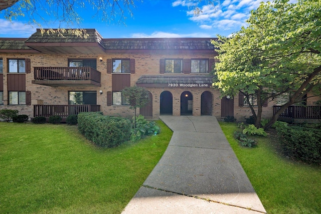 view of front of house featuring a front lawn