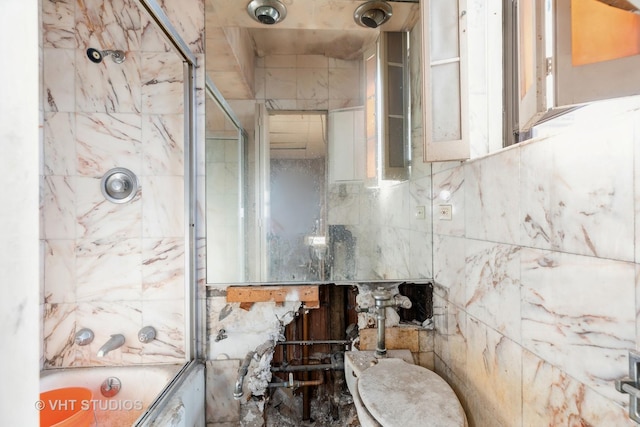 room details featuring tiled shower / bath