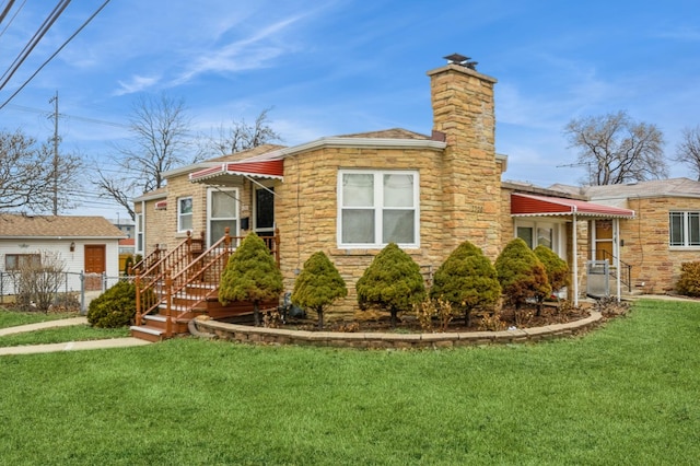 view of front of house with a front lawn