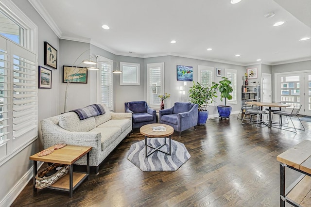 living area featuring recessed lighting, crown molding, baseboards, and wood finished floors