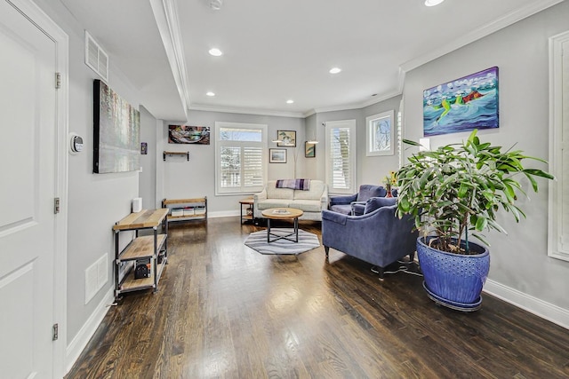 living area with baseboards, visible vents, ornamental molding, wood finished floors, and recessed lighting