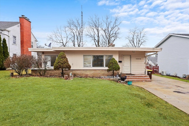 view of front of house with driveway and a front lawn