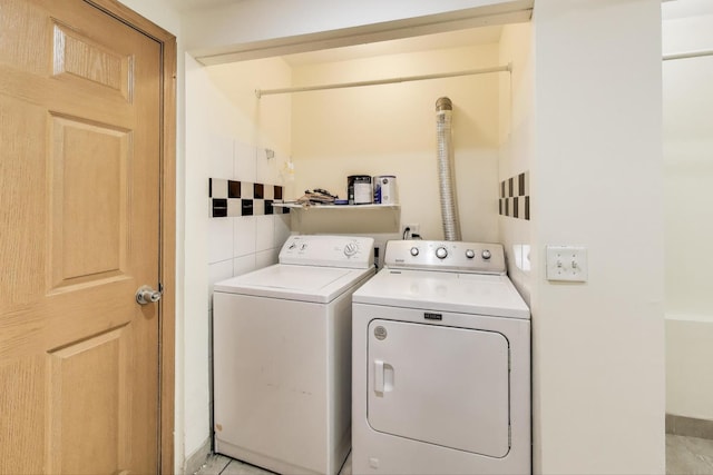 816 N Hermitage Ave, Chicago, IL 60622 - laundry area featuring washer and clothes dryer