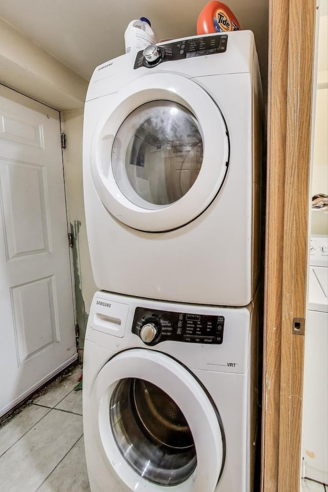 816 N Hermitage Ave, Chicago, IL 60622 - washroom featuring stacked washer / dryer and light tile patterned floors