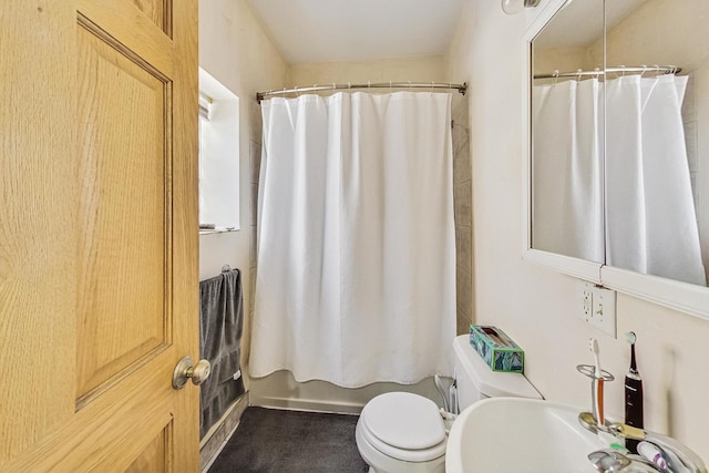 816 N Hermitage Ave, Chicago, IL 60622 - full bath featuring toilet and shower / tub combo with curtain
