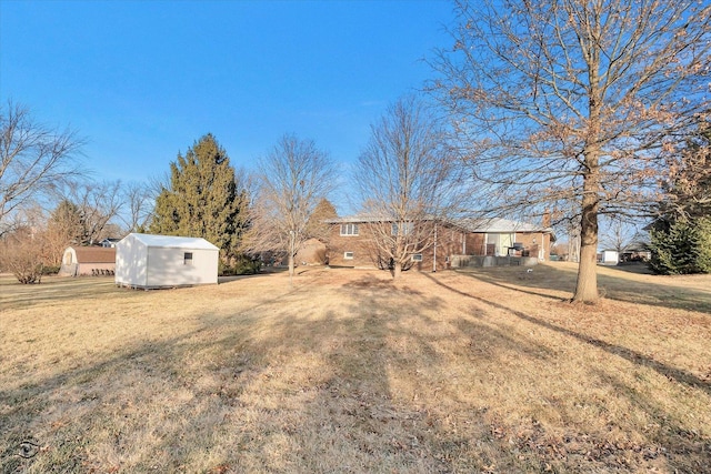 view of yard featuring a storage unit