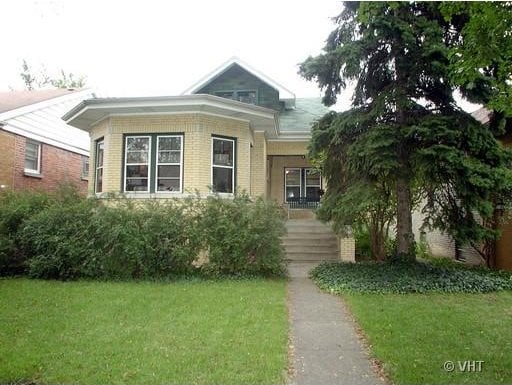 bungalow-style home featuring a front yard