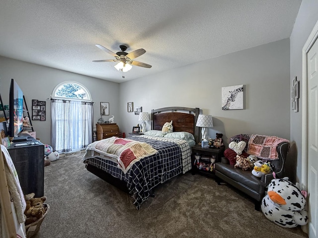 bedroom with ceiling fan, a textured ceiling, and carpet