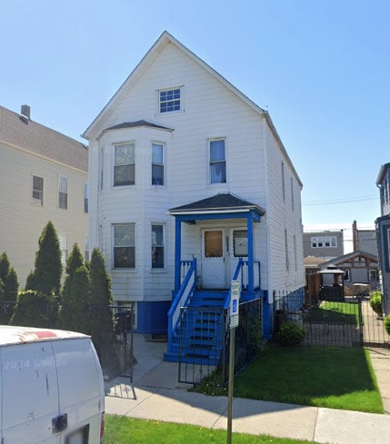 view of front facade featuring a front lawn