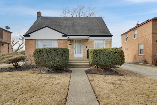 view of front of home featuring a front yard