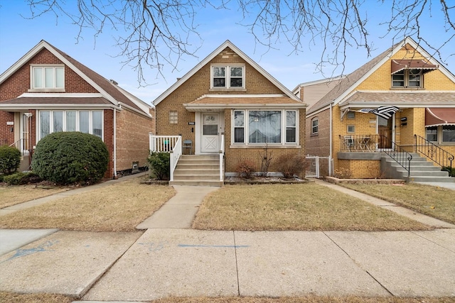 bungalow featuring a front lawn