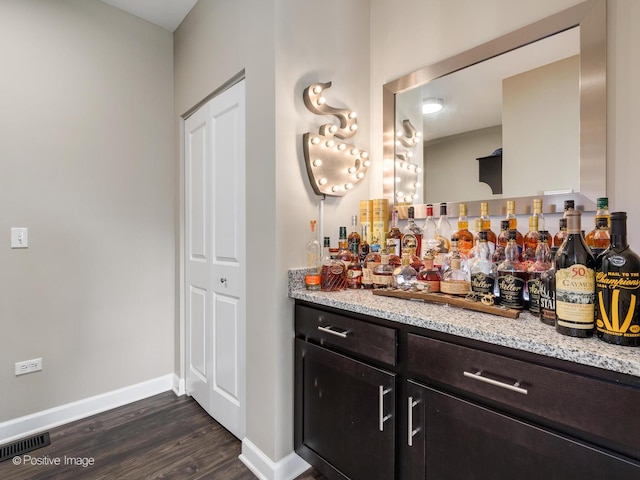 bar featuring a dry bar, dark wood-style floors, baseboards, and visible vents