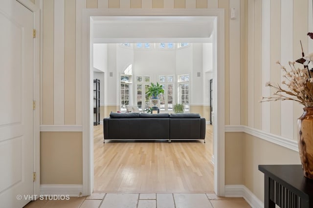 860 Gage Ln, Lake Forest, IL 60045 - living area with wood finished floors and baseboards