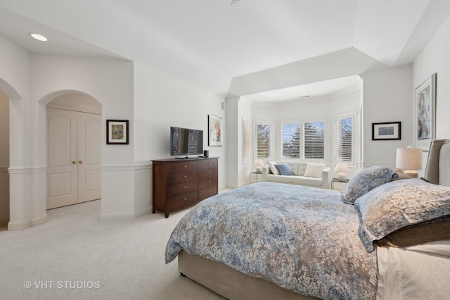 860 Gage Ln, Lake Forest, IL 60045 - bedroom featuring baseboards, arched walkways, and light colored carpet