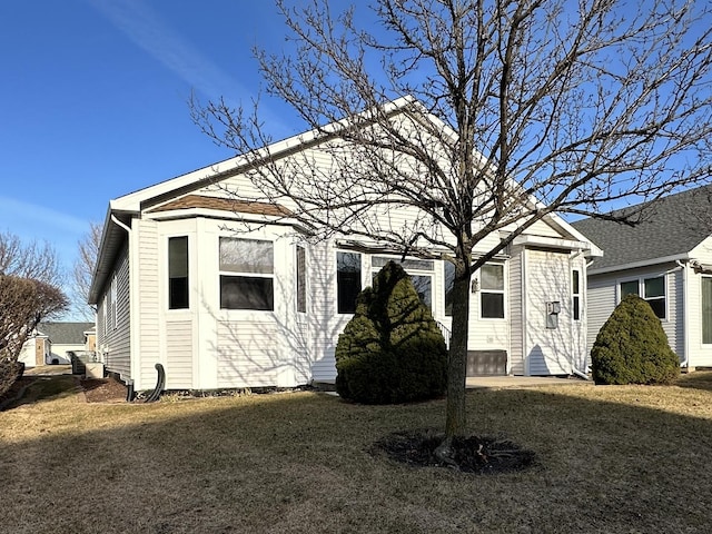 view of front facade featuring a front lawn