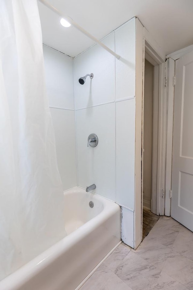 bathroom featuring shower / bath combo