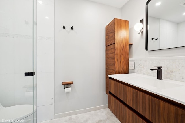 bathroom featuring visible vents, backsplash, toilet, vanity, and baseboards