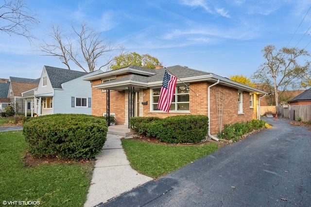 view of front of property featuring a front yard