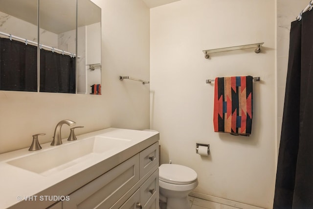 bathroom with curtained shower, toilet, and vanity