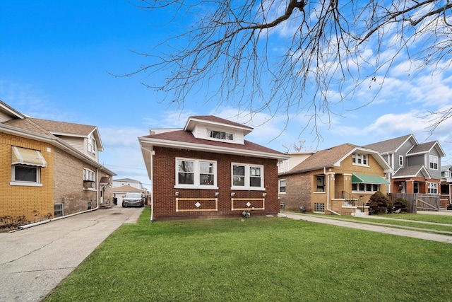 view of front of property featuring a front yard