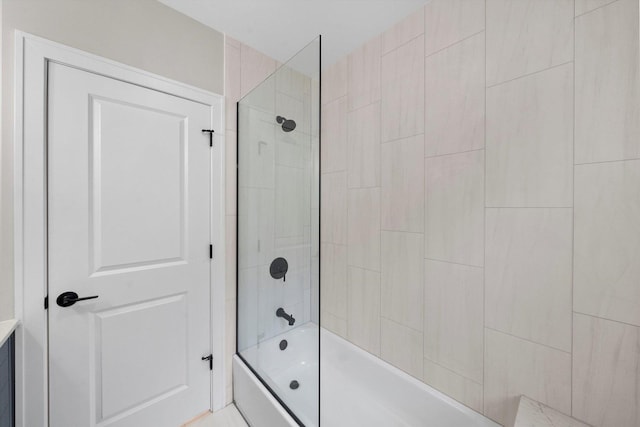 bathroom featuring tiled shower / bath