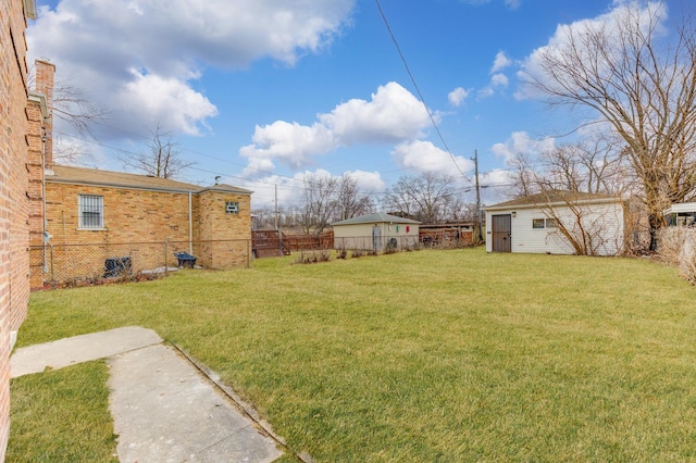 view of yard featuring an outdoor structure