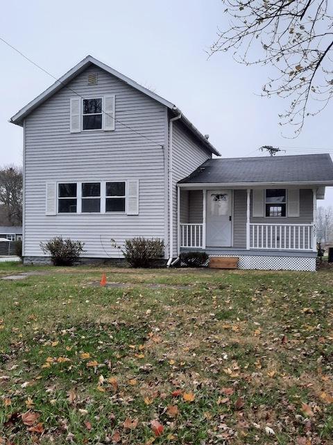 view of front facade with covered porch and a front lawn