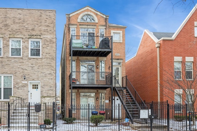 townhome / multi-family property featuring a balcony