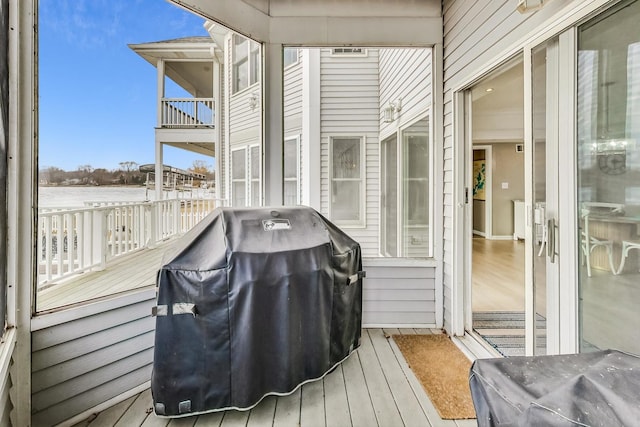 sunroom / solarium featuring a hot tub