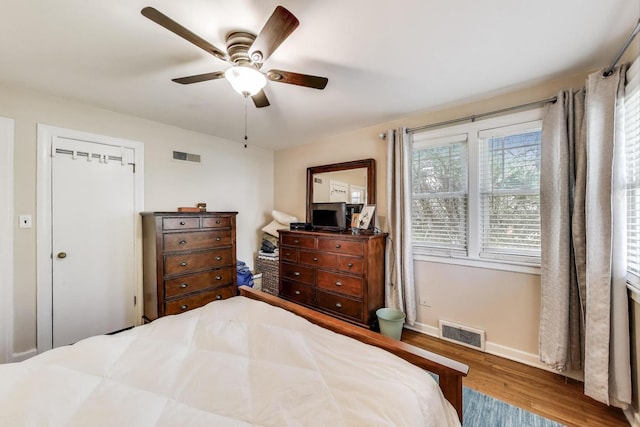201 W Council Trl, Mount Prospect, IL 60056 - bedroom with visible vents, a ceiling fan, baseboards, and wood finished floors