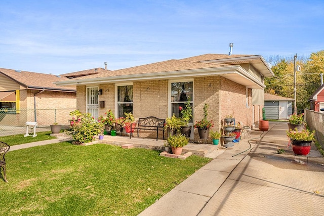 view of front of property featuring a patio area and a front yard