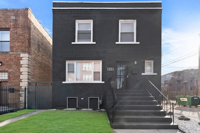 view of front facade featuring a front yard