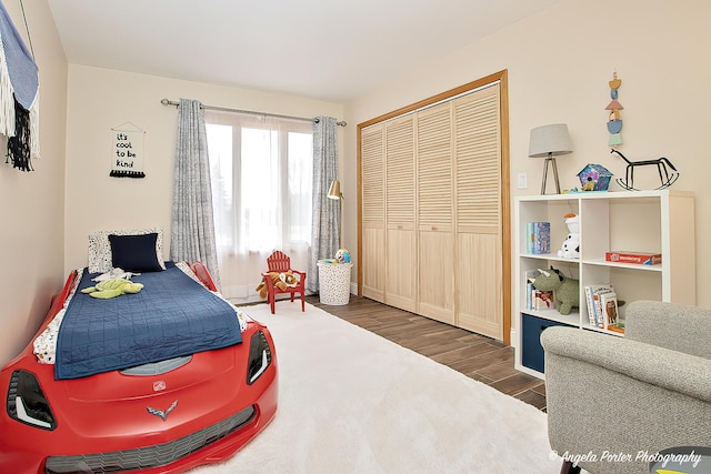 bedroom featuring dark wood-type flooring and a closet