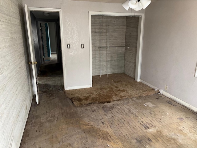 unfurnished bedroom featuring ceiling fan and a closet