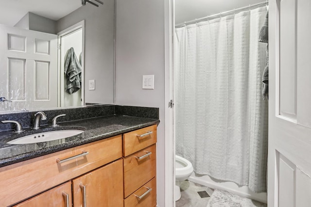 full bathroom featuring shower / tub combo with curtain, vanity, and toilet