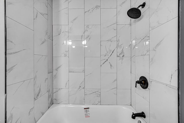 bathroom featuring tiled shower / bath