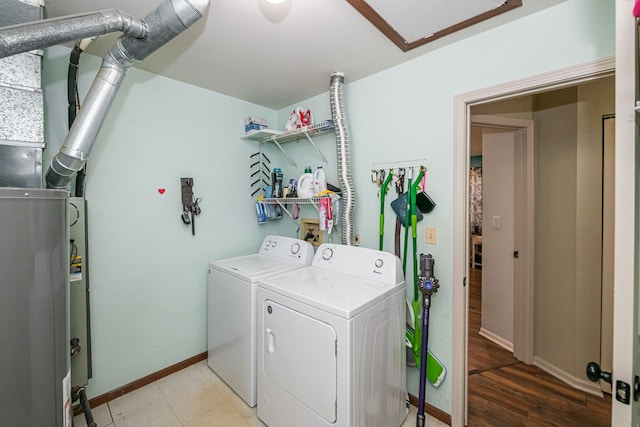 washroom with washer and clothes dryer, laundry area, gas water heater, and baseboards