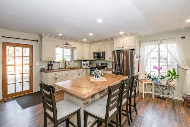 kitchen with recessed lighting, dark wood-style floors, appliances with stainless steel finishes, and a sink