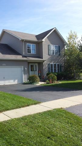 view of front facade featuring a front yard