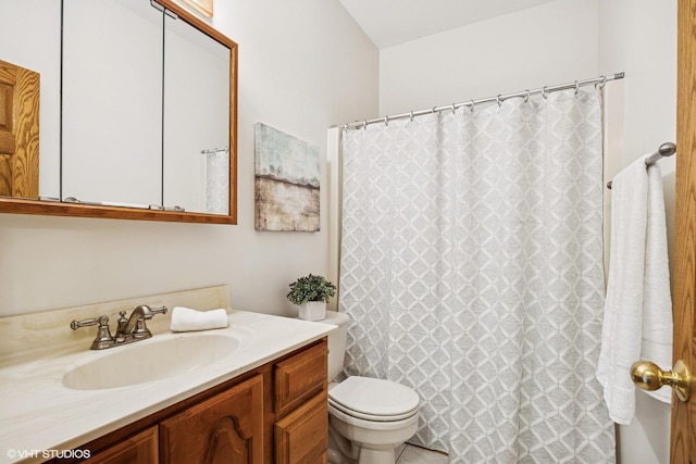 bathroom featuring a shower with shower curtain, vanity, and toilet