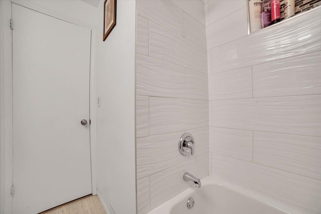 bathroom with tiled shower / bath