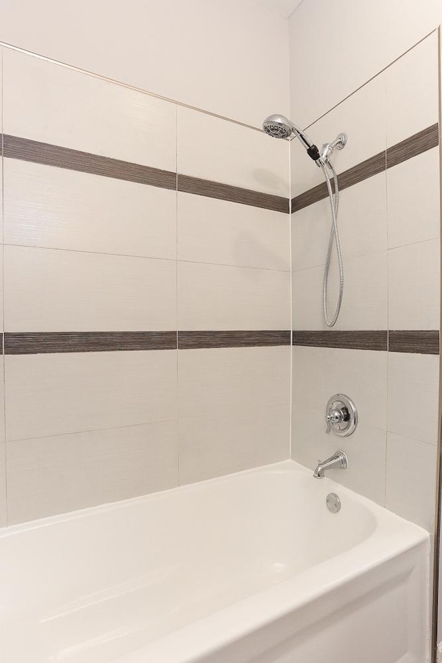 bathroom featuring tiled shower / bath