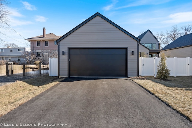 view of front of home featuring a garage, an outdoor structure, and a front yard