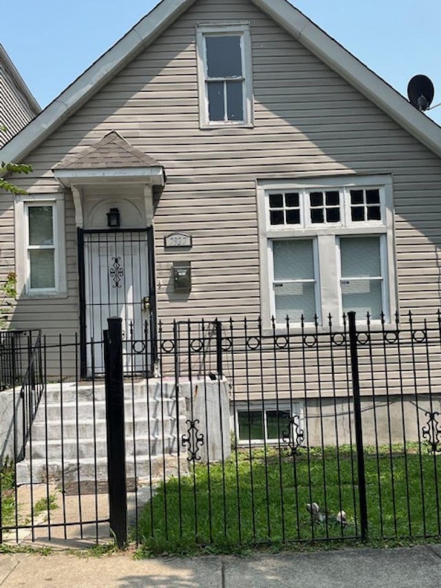 view of front of house featuring a fenced front yard