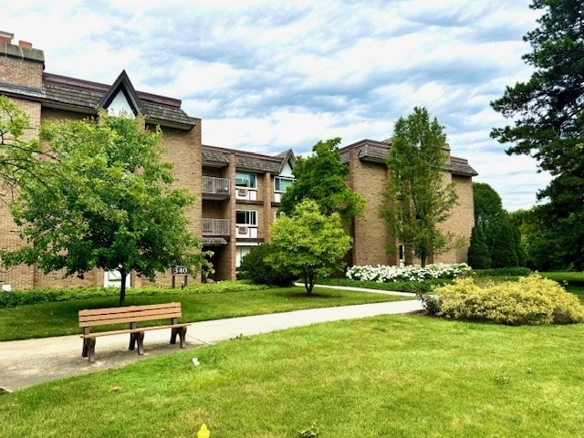 view of property's community featuring a yard