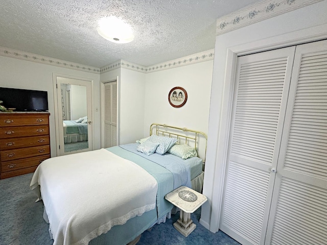 bedroom with carpet and a textured ceiling