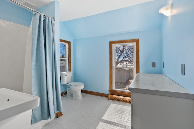 full bathroom with toilet, vaulted ceiling, a sink, a shower with curtain, and baseboards