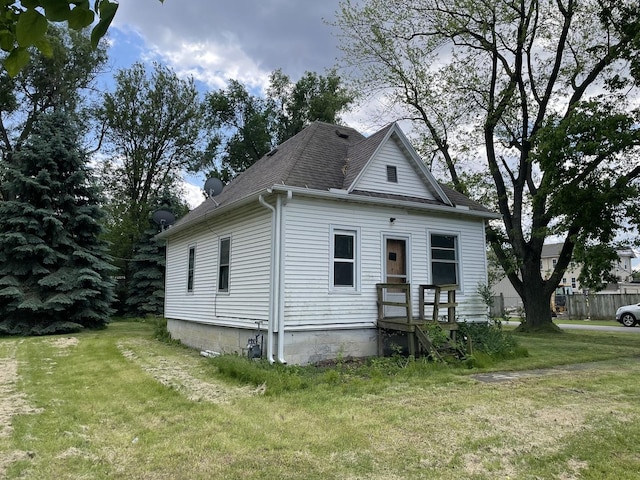 322 W Grant St, Pontiac, IL 61764 - view of front of home with a front lawn and roof with shingles