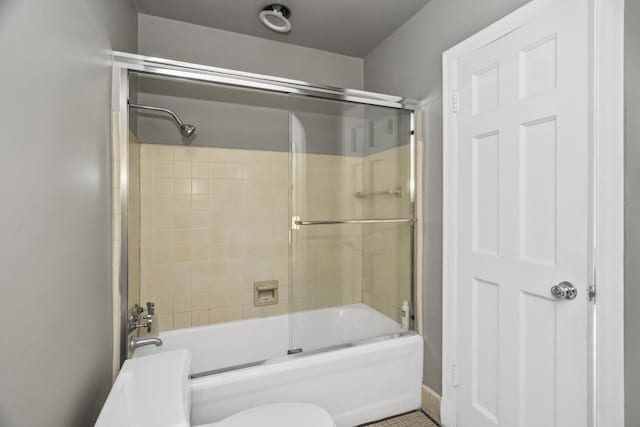 full bath with toilet and enclosed tub / shower combo